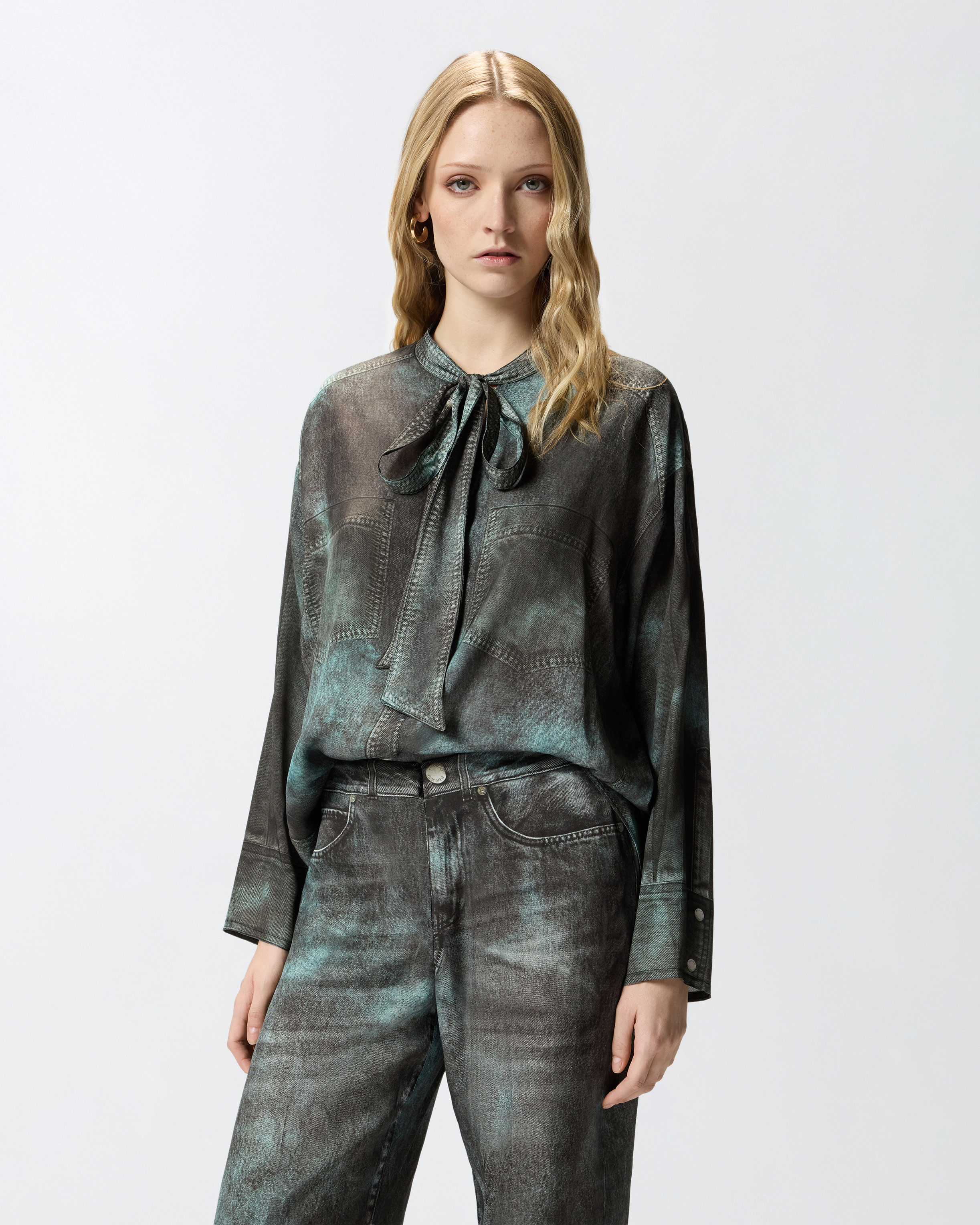 Camisa Con Estampado Con Efecto Óptico Y Cuello De Lazo