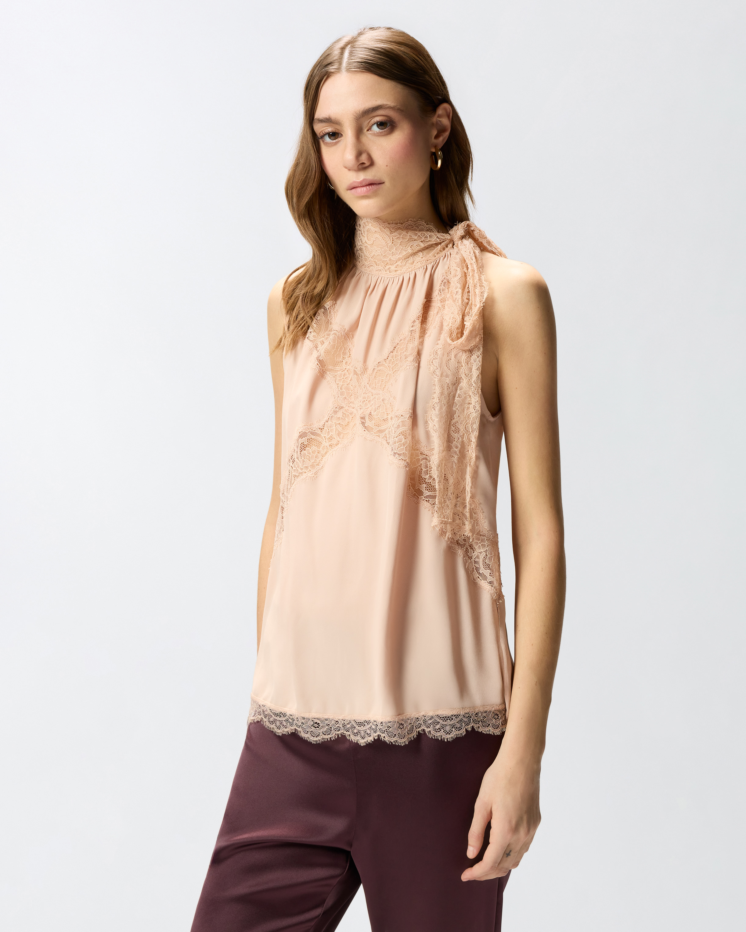 Top Mit Neckholder-Ausschnitt Und Spitze
