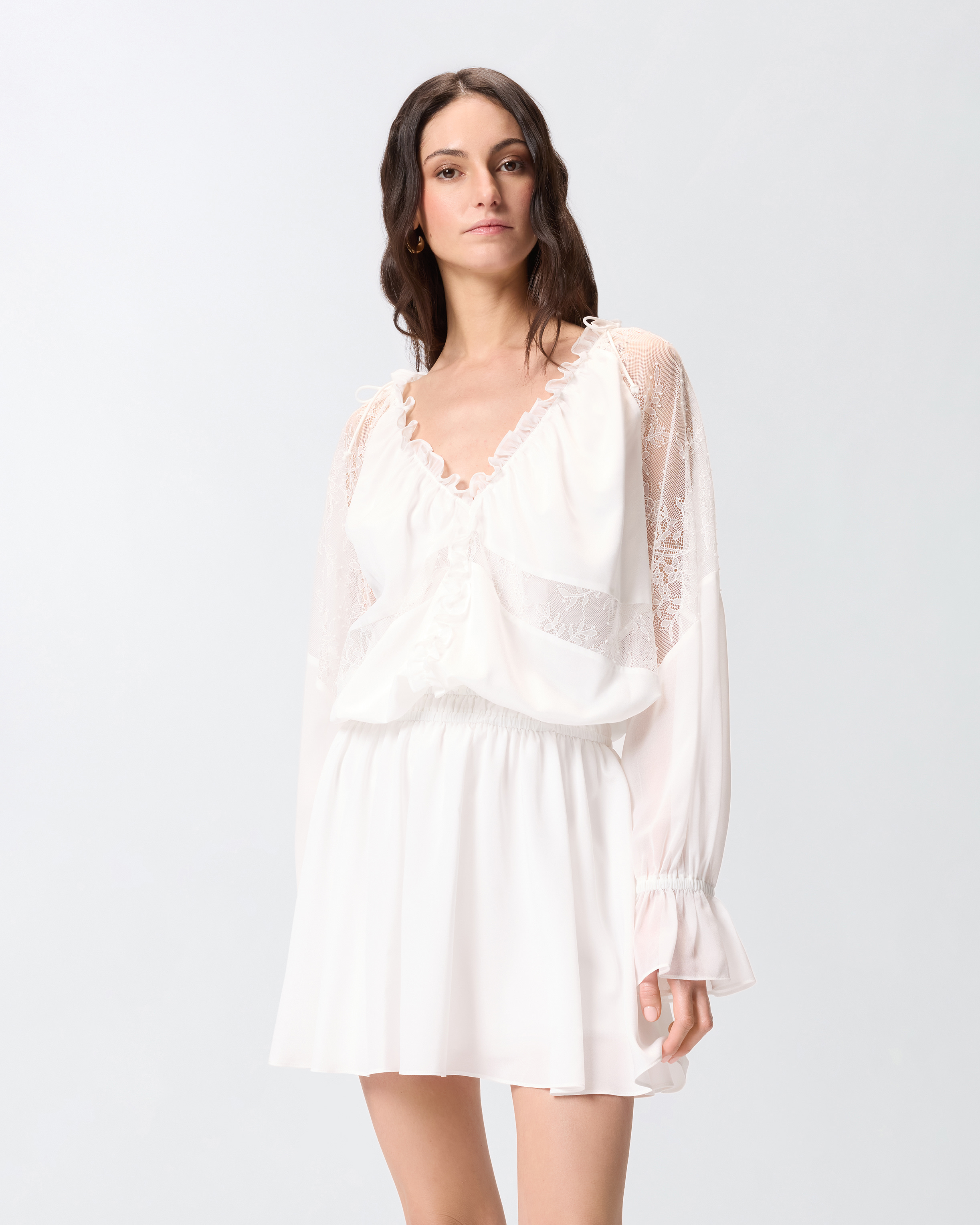 Vestido Corto Con Manga Larga Y Detalles De Encaje