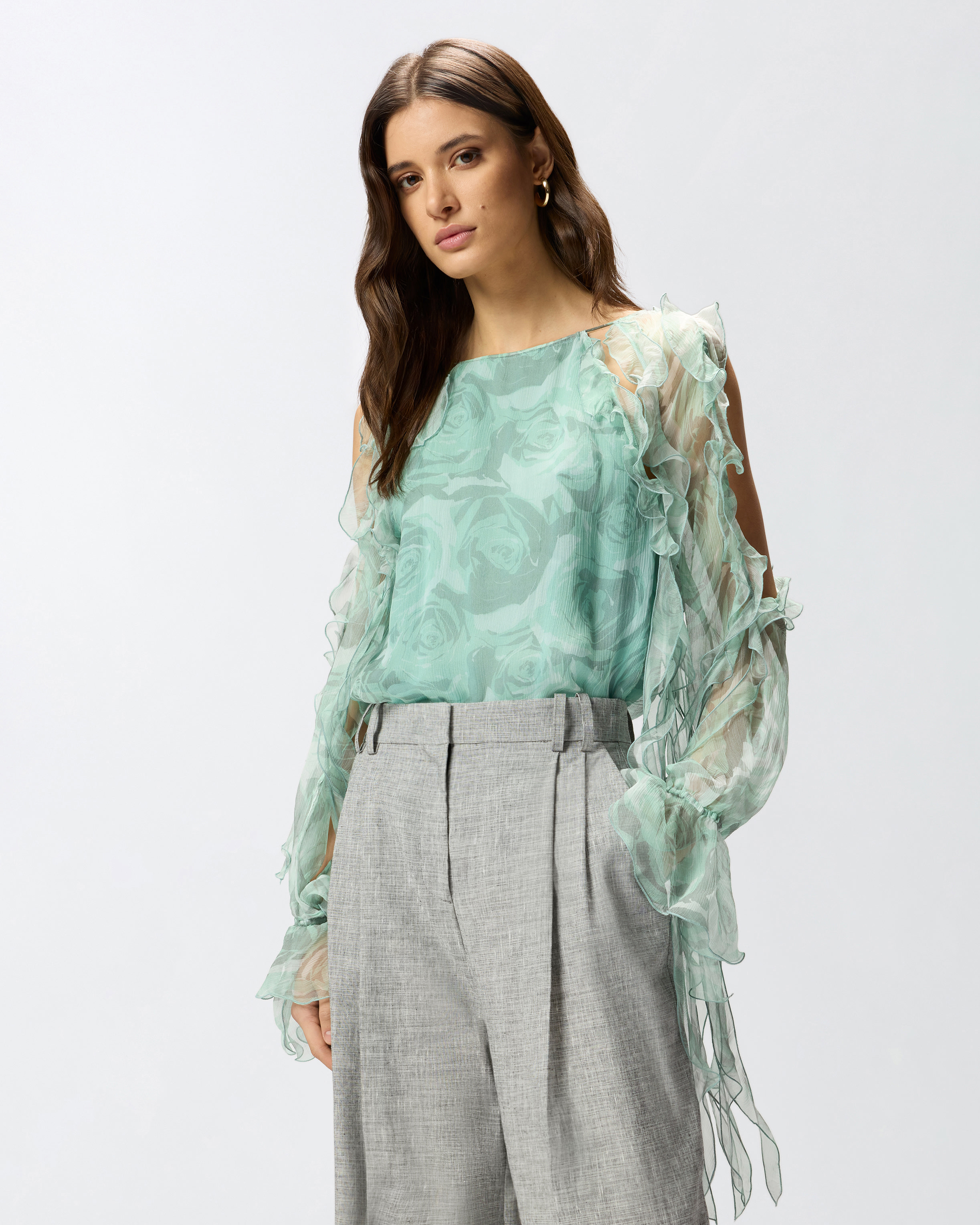 Blusa De Seda Con Estampado De Rosas Y Hombros Descubiertos