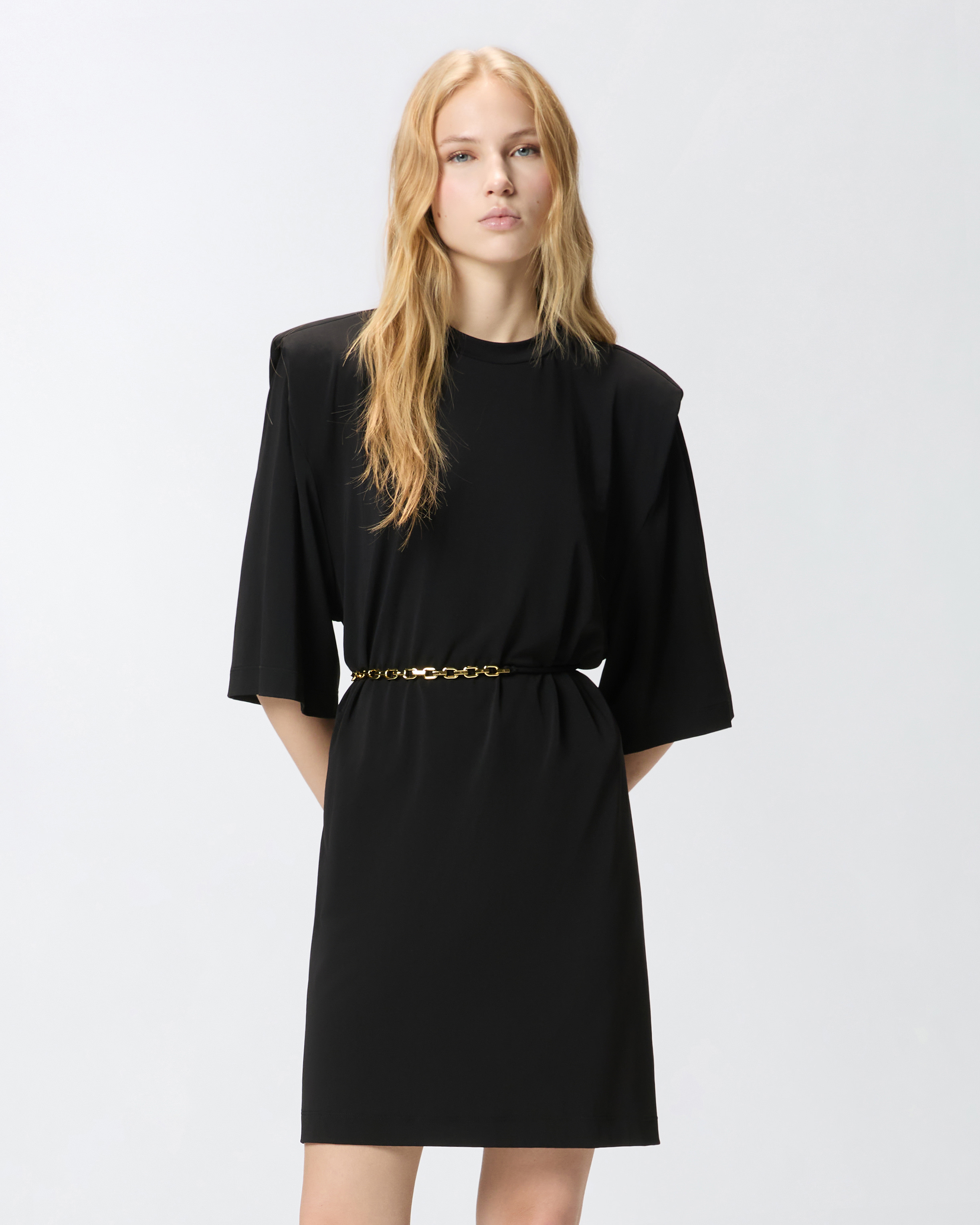 Kurzes Kleid Mit Strukturierten Schultern Und Kette