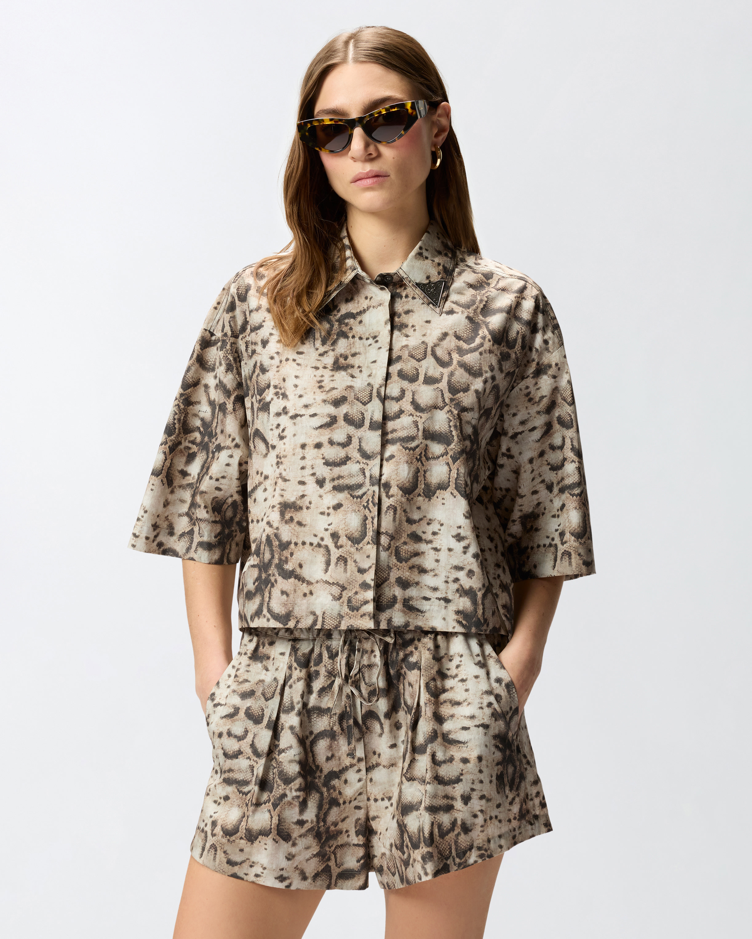 Cropped-Bluse Mit Print Details Aus Metall